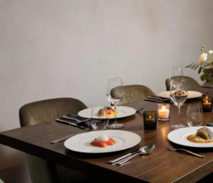 Soukromý dining room v Komorním Stolu připravený na večerní akci