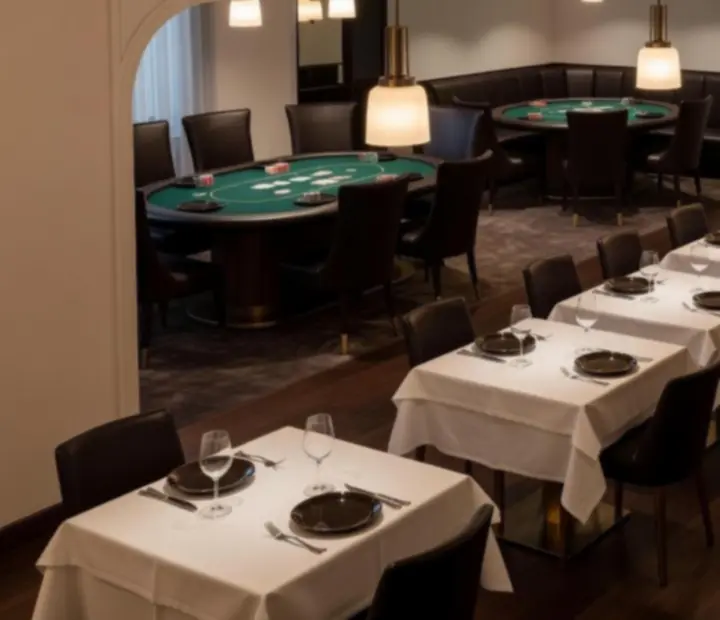 Elegantní večerní restaurace s pokerovým stolkem připraveným na hosty